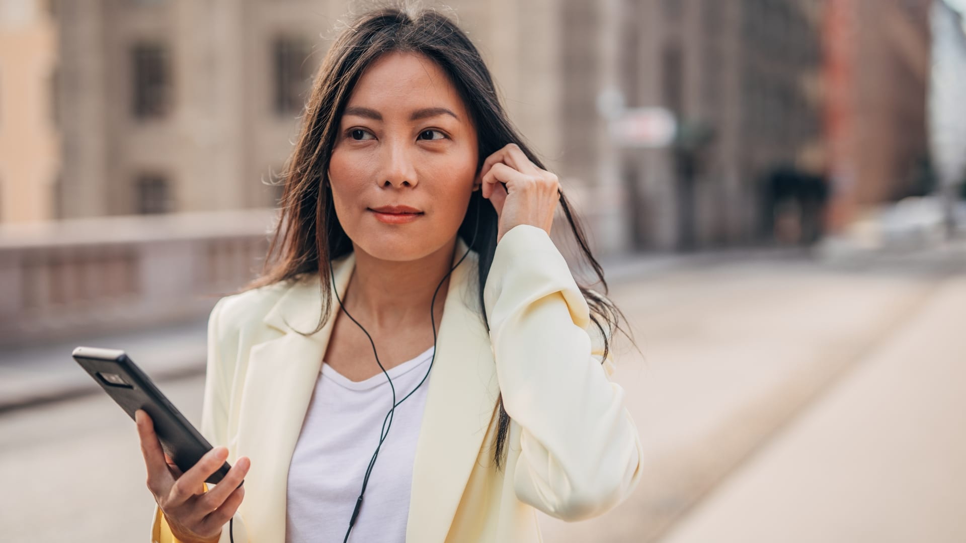 Vrouw met telefoon in meeting 